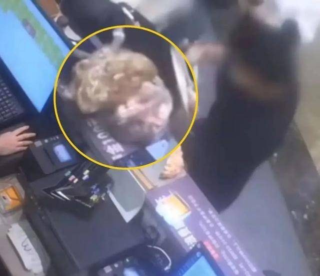 皇冠足球管理平台出租_上海两女子吃159元自助皇冠足球管理平台出租,偷偷“打包”近400元菜品