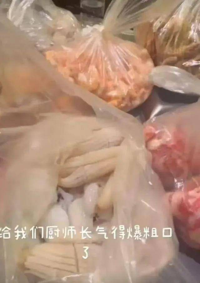 皇冠足球管理平台出租_上海两女子吃159元自助皇冠足球管理平台出租,偷偷“打包”近400元菜品