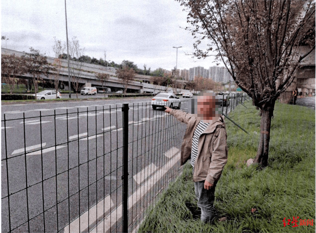 世界杯皇冠平台_成都三环主路惊现小轿车跨过隔离带掉头世界杯皇冠平台,原来是司机酒驾走错路……