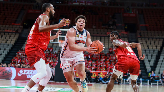 皇冠信用网正版_豪取11连胜皇冠信用网正版,换帅后的上海男篮赢到过年,大鲨鱼北伐的强劲势头无人可挡?