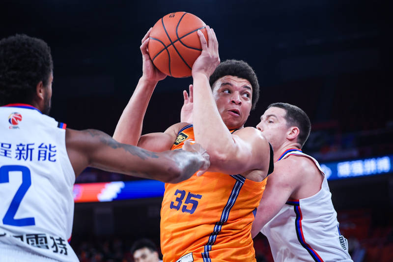 皇冠信用网正版_豪取11连胜皇冠信用网正版,换帅后的上海男篮赢到过年,大鲨鱼北伐的强劲势头无人可挡?