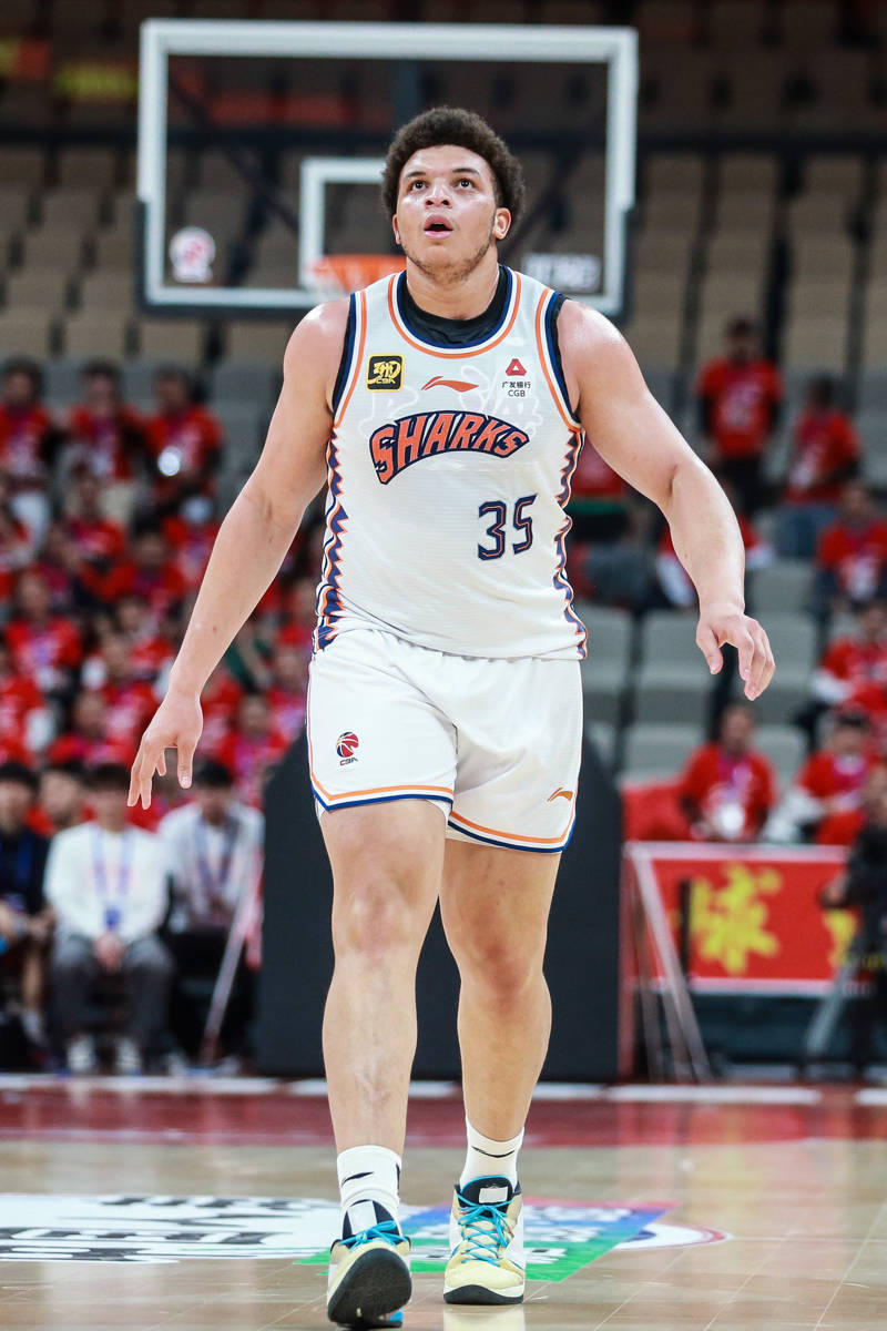 皇冠信用网正版_豪取11连胜皇冠信用网正版,换帅后的上海男篮赢到过年,大鲨鱼北伐的强劲势头无人可挡?