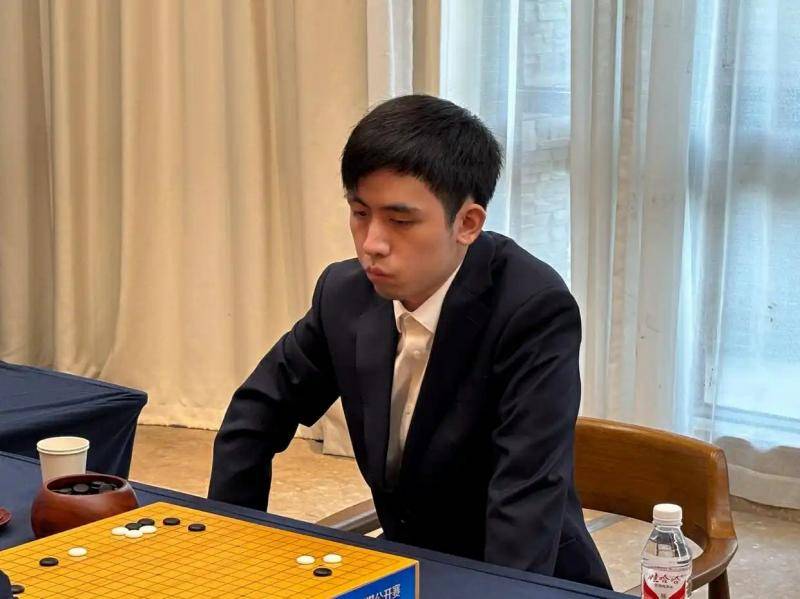 皇冠信用网址_中国围棋诞生第24位世界冠军 “04后”王星昊迅猛崛起
