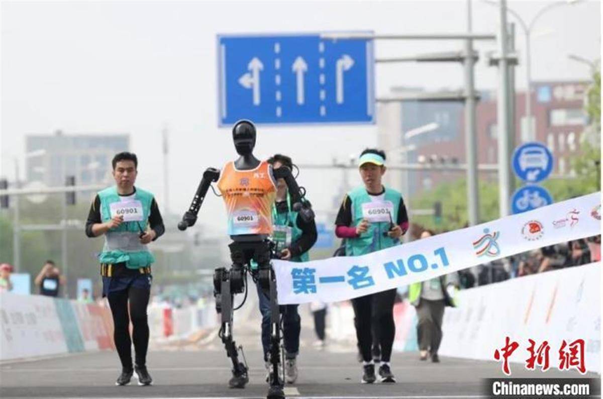 皇冠abcd类型網_半马比赛身高1.3米的宇树机器人中途摔倒皇冠abcd类型網，1.8米的天工机器人夺冠，有啥“秘密武器”？
