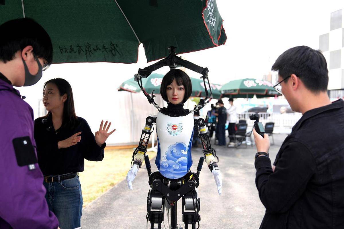 皇冠abcd类型網_半马比赛身高1.3米的宇树机器人中途摔倒皇冠abcd类型網，1.8米的天工机器人夺冠，有啥“秘密武器”？