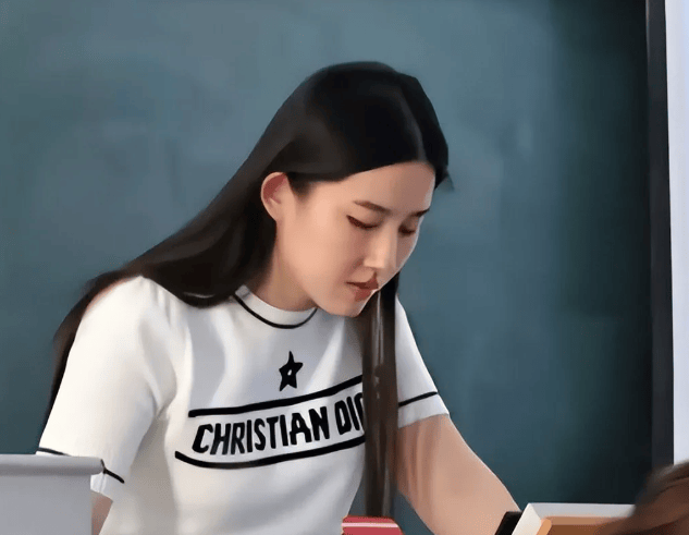 皇冠信用网代理登3_大学老师因酷似刘亦菲走红皇冠信用网代理登3，真应了那句话：三分像她已是人间绝色