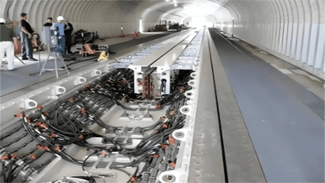 正规的足球平台_央视大方展示！在6艘船簇拥下正规的足球平台，福建舰开足马力直奔东海