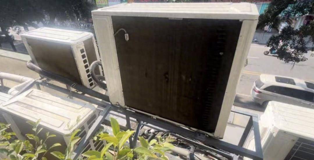 LNB赛程_广东一女子家里太热LNB赛程，发现阳台外被挂了12台空调外机