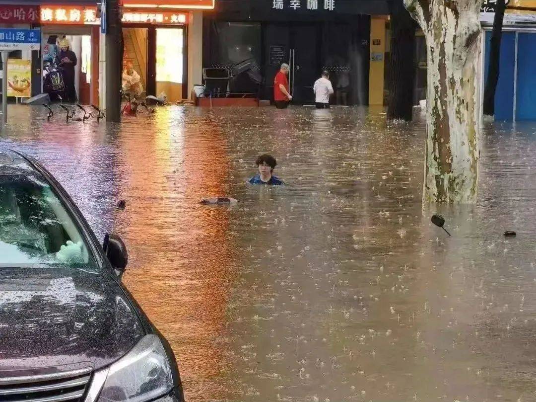 皇冠信用網会员开户_武汉发布暴雨临灾警报皇冠信用網会员开户！武大校门被淹一米深