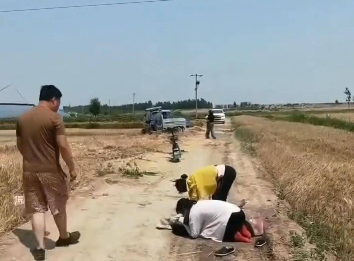 皇冠代理登1,2,3_河北献县一收割机触碰电线农机手触电皇冠代理登1,2,3，两女子跪地按压抢救，医院证实没救过来