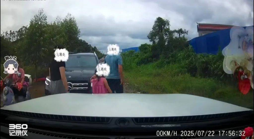 皇冠信用網会员怎么开通_网传奔驰“亮证女”是公安局领导？警方最新回应皇冠信用網会员怎么开通！当事男子还原事件经过