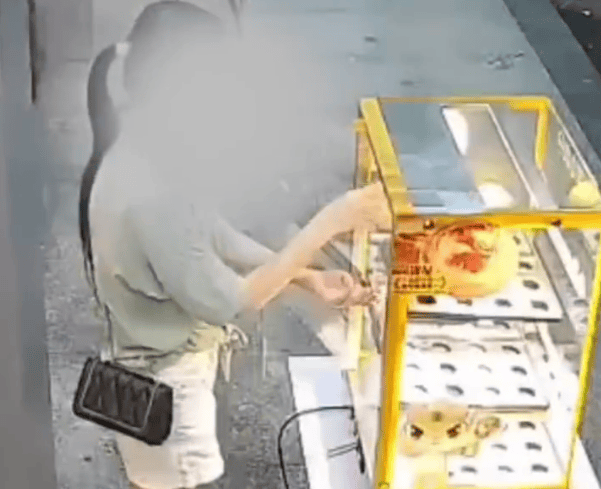 综合过关2串1 和 3串1有什么区别？_女子连续偷吃5个蛋挞转身就走综合过关2串1 和 3串1有什么区别？，网友吐槽：是有多饿