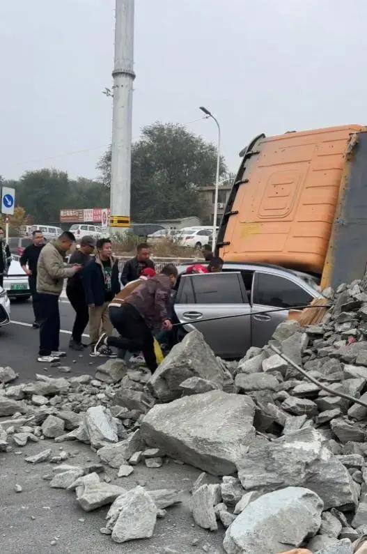 怎么申请皇冠信用網_山东一渣土车转弯时侧翻压垮两小车致1死1伤