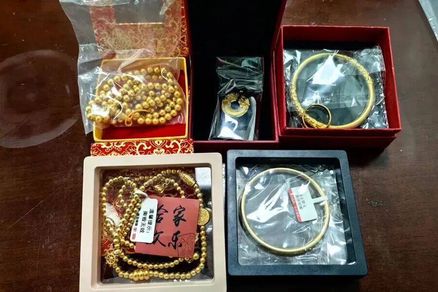 外围足球代理怎么申请 _上海女子发现儿子家中保险箱600克金首饰失踪外围足球代理怎么申请 ,竟在其女友衣柜内发现“低配版”!